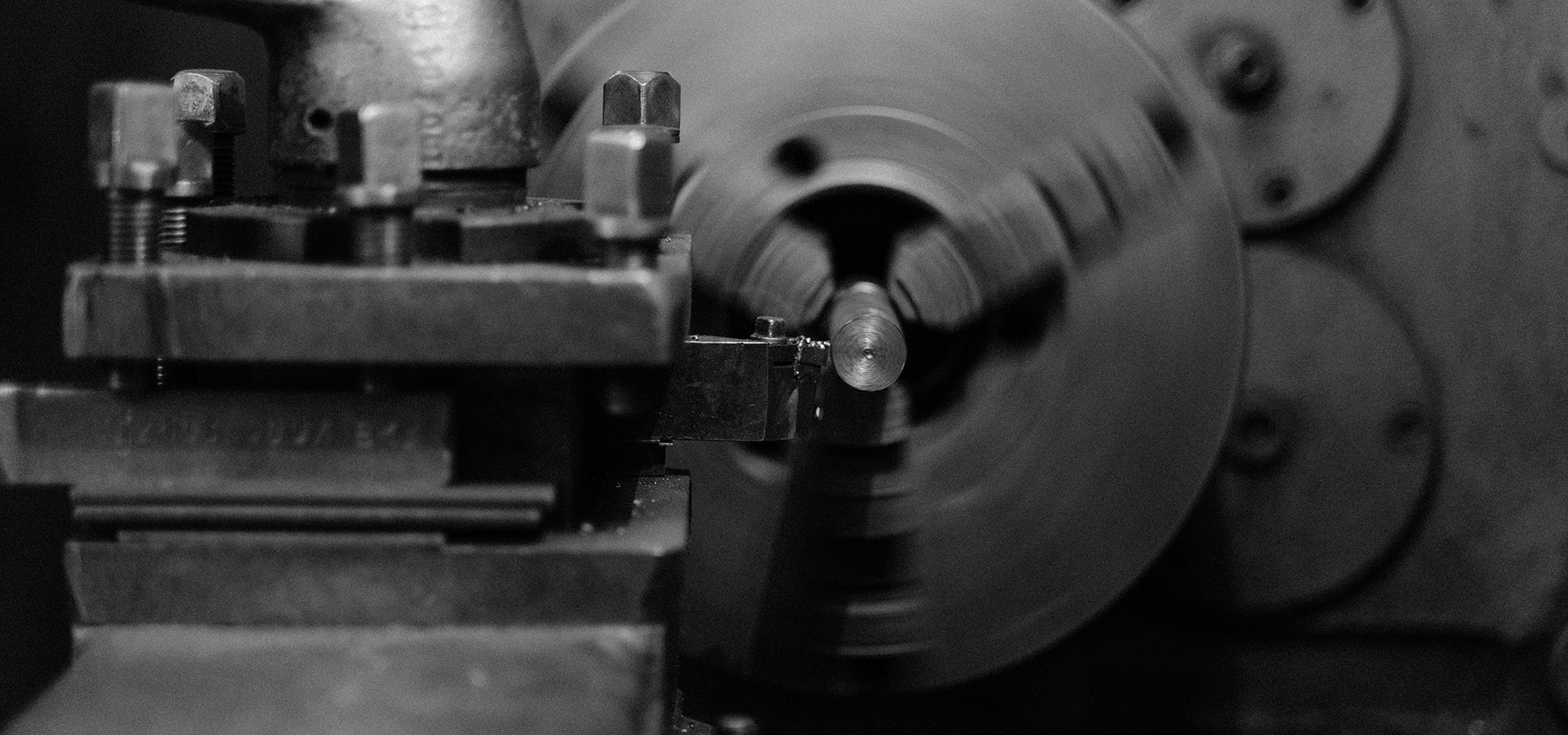 دستگاه تراش cnc در حال ساخت قطعات صنعتی با دقت بالا-توربینو